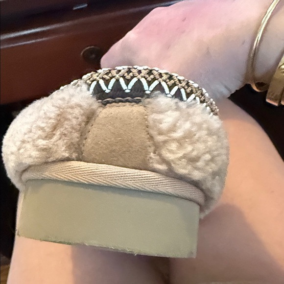 UGG womens slippers. Size 9 - Picture 5 of 8